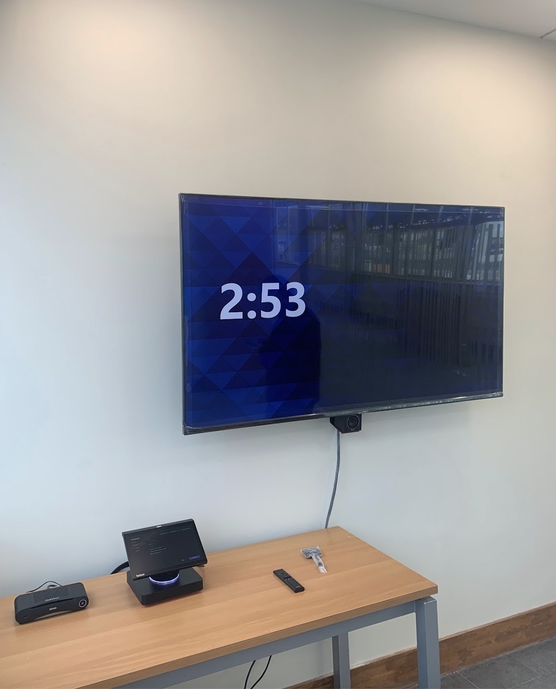 Instalación profesional con panel táctil, cámara y pantalla